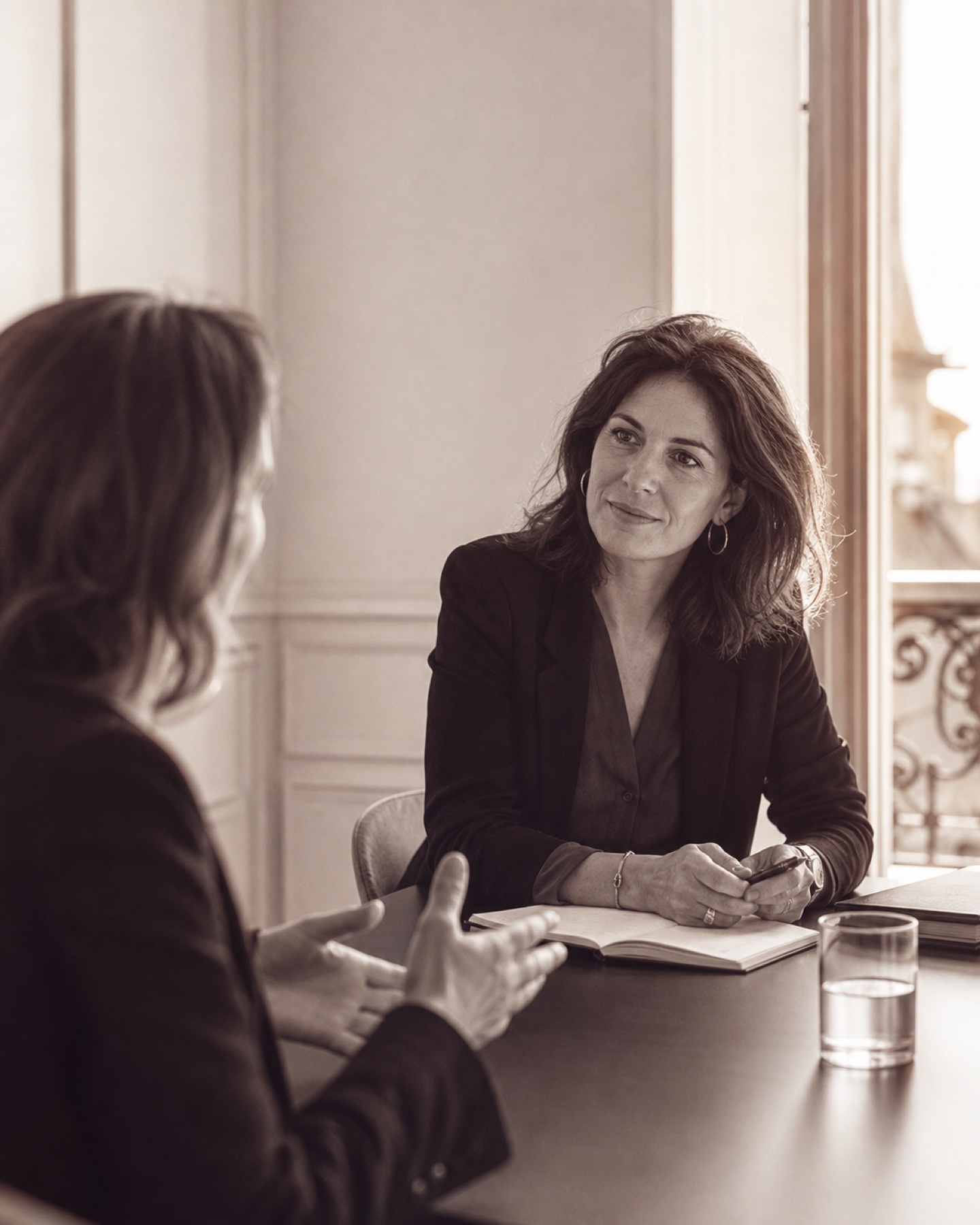 Deux professionnelles échangent pendant un entretien client